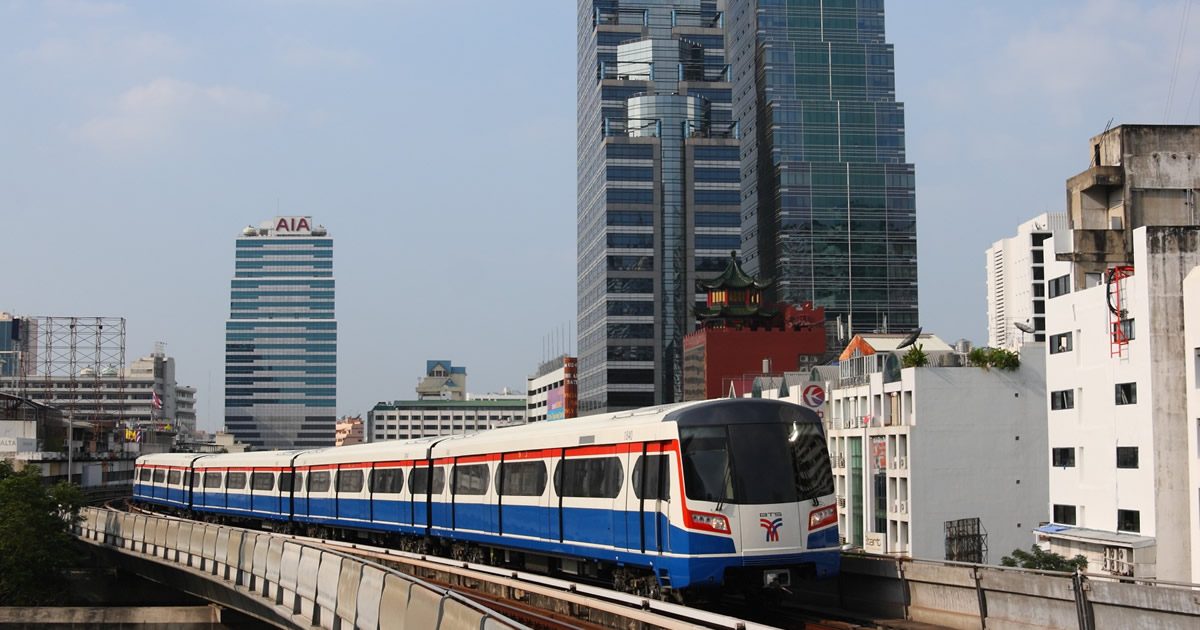 Der Bangkok Skytrain unterwegs mit der BTS Hochbahn in Bangkok
