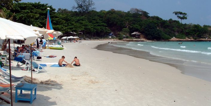 Kinder am Strand von Koh Samet