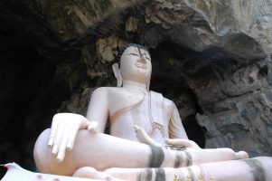 Buddha am Eingang der Erawan-Höhle