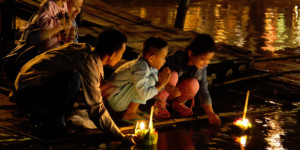 Juli: Das Kerzen Festival und das „Tak Bat Dok Mai“-Festival