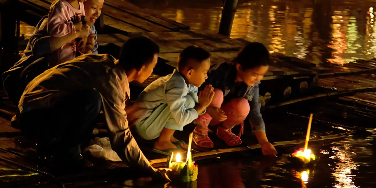 Thailand im Juli Kerzenfestival und Tak Bat Dok Maiauf dem Fluss