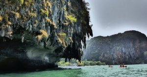  Kayaks im Meer