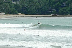 Surfen am Strand von Kamala
