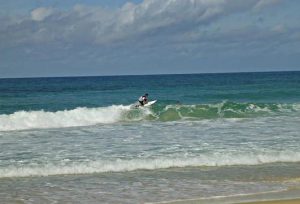 Surfen am Strand von Karon 
