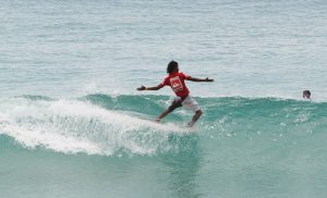 Surfen am Strand von Patong