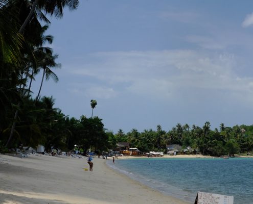 Rote 'No Swimming' Flaggen auf Koh Samui gehisst