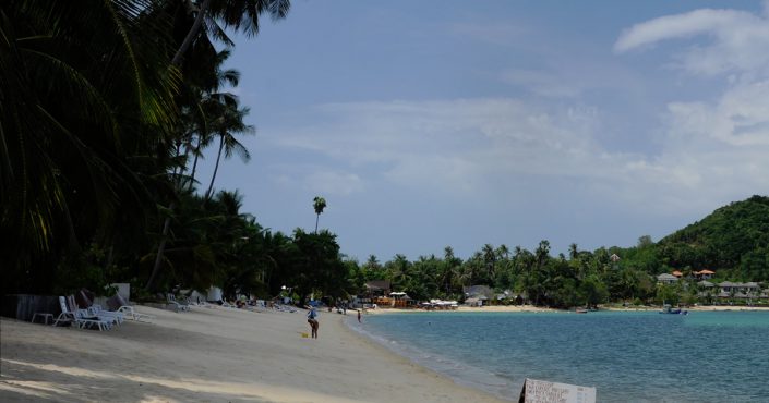 Rote 'No Swimming' Flaggen auf Koh Samui gehisst