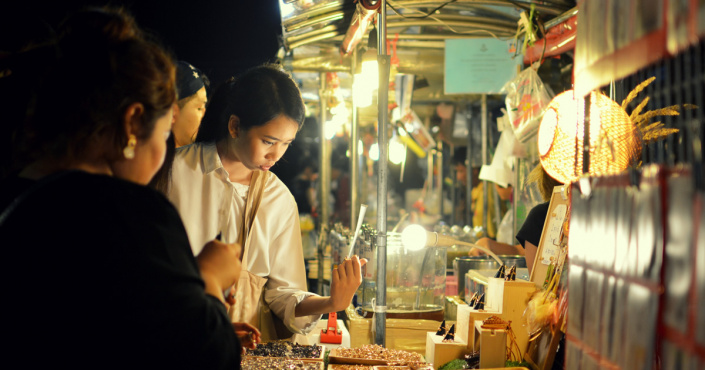 Der Rod Fai Night Market in Bangkok Der Rod Fai Night Market in Bangkok