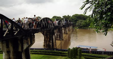 Zu Fuß über die River Kwai Bridge