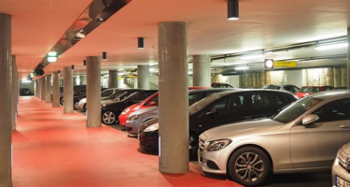 Hohe Parkgebühren an den großen deutschen Flughäfen Hohe Parkgebühren an den großen deutschen Flughäfen